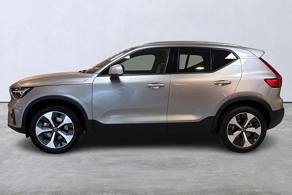 Volvo XC40 2 of 5