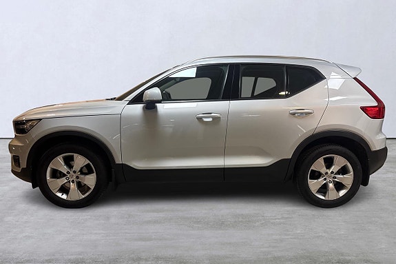Volvo XC40 2 of 5
