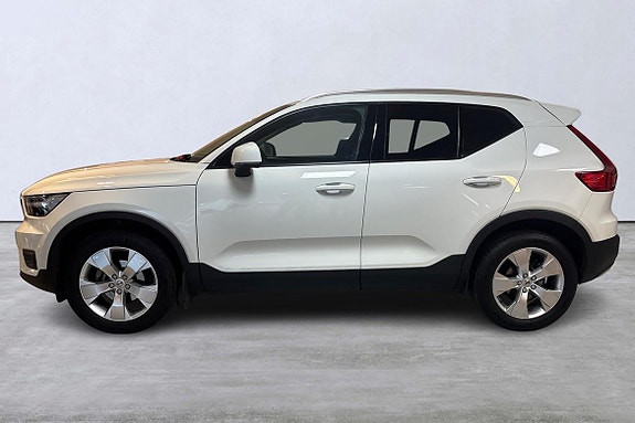 Volvo XC40 2 of 5