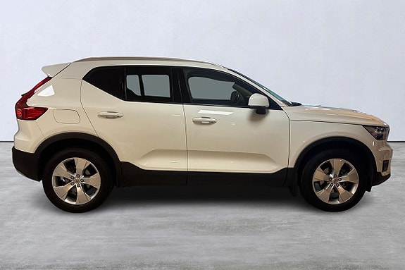 Volvo XC40 3 of 5