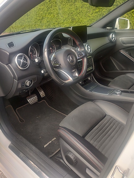 Mercedes-Benz CLA200 d 2 of 5