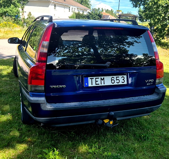 Volvo V70 2 of 5
