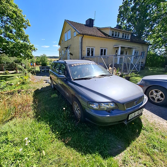Volvo V70 2 of 6