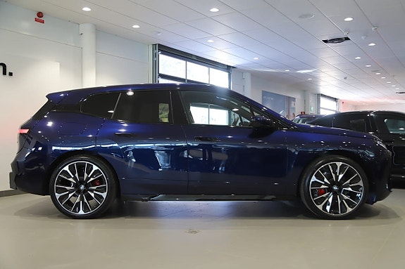 BMW iX 9 of 12