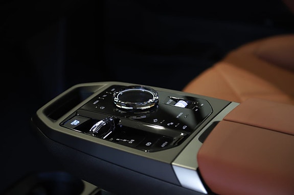 BMW iX 11 of 12