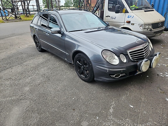 Mercedes-Benz E280 3 of 4