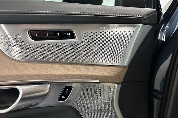 Volvo XC90 11 of 13