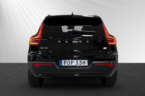 Volvo XC40 2 of 5