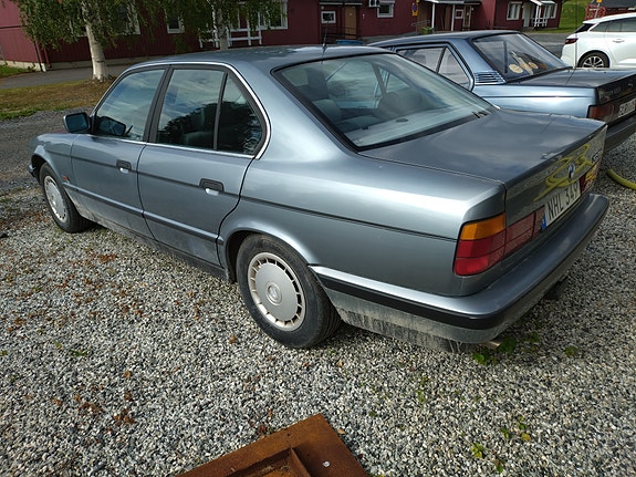 BMW 520i 3 of 5