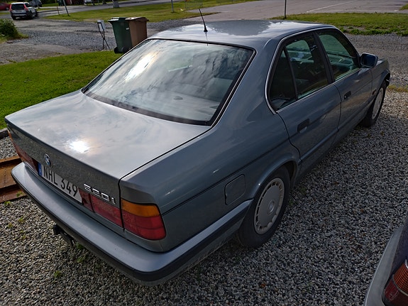 BMW 520i 4 of 5