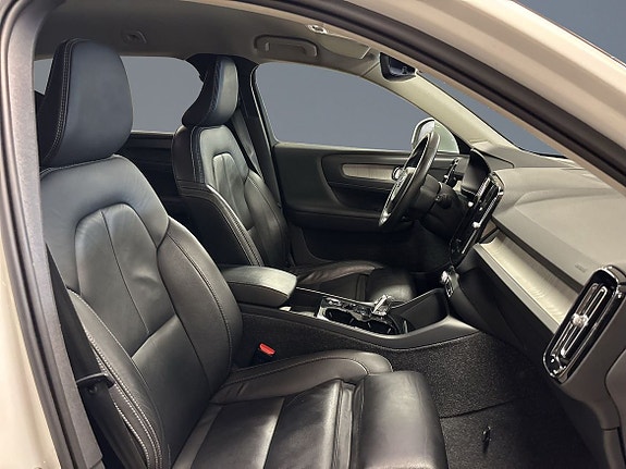 Volvo XC40 7 of 14
