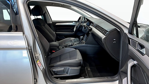 Volkswagen Passat Alltrack 3 of 5
