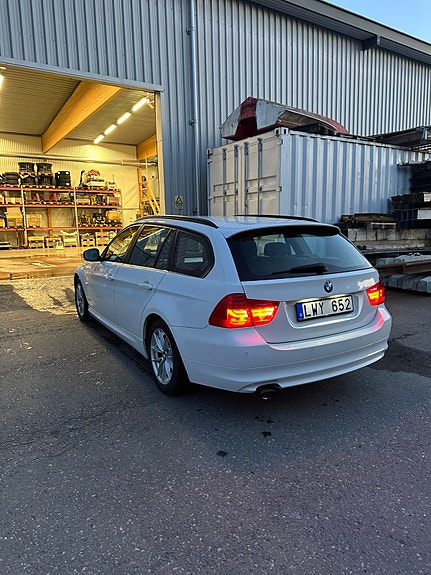 BMW 318i 3 of 5