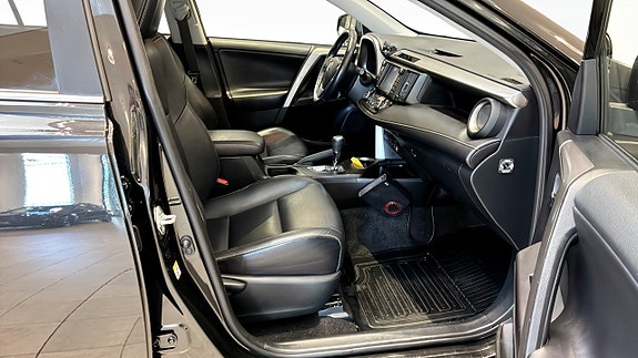 Toyota RAV4 3 of 5