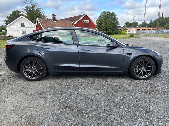 Tesla Model 3 4 of 5