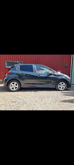 Peugeot 208 2 of 5