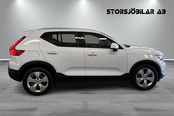 Volvo XC40 2 of 5