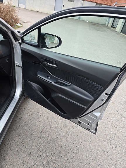 Toyota C-HR 12 of 17