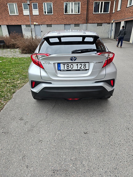 Toyota C-HR 4 of 5