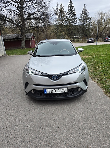 Toyota C-HR 3 of 5