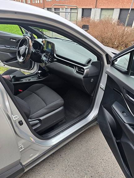 Toyota C-HR 11 of 17