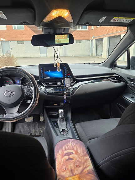 Toyota C-HR 6 of 17