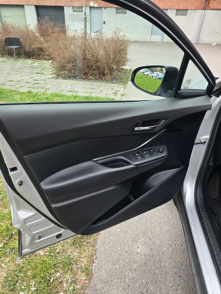 Toyota C-HR 8 of 17