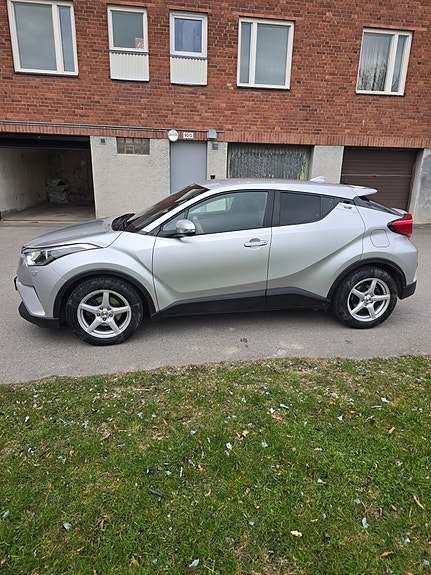 Toyota C-HR 2 of 5