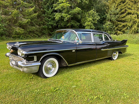 Cadillac Limousine 3 of 5