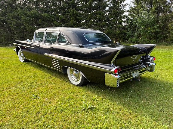 Cadillac Limousine 2 of 5