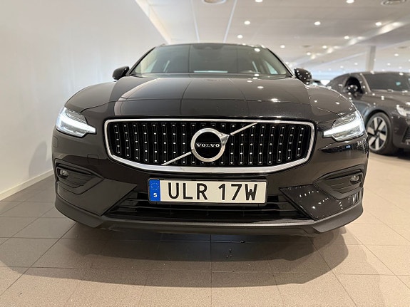 Volvo V60 Cross Country 2 of 5