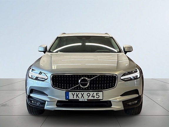Volvo V90 Cross Country 2 of 5