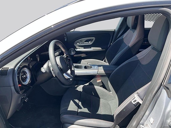 Mercedes-Benz CLA350 11 of 17