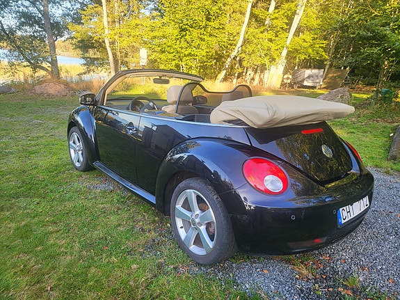 Volkswagen New Beetle 4 of 5