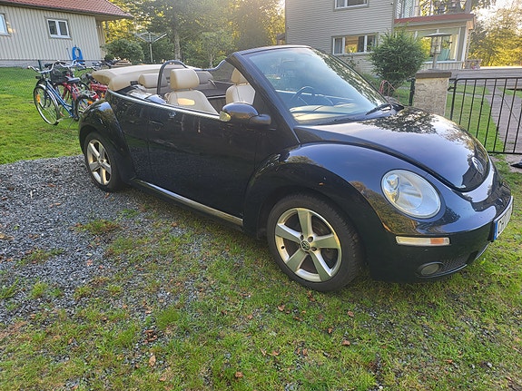 Volkswagen New Beetle 2 of 5
