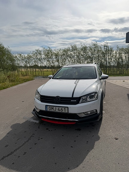 Volkswagen Passat Alltrack 2 of 5