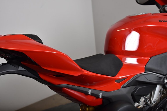 Ducati Panigale V4 S Akrapovic / 155 Mil 15 of 17