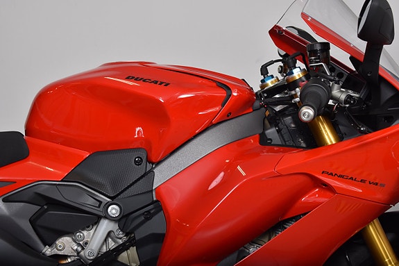 Ducati Panigale V4 S Akrapovic / 155 Mil 12 of 17