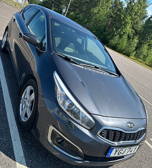 Kia Ceed 2 of 5