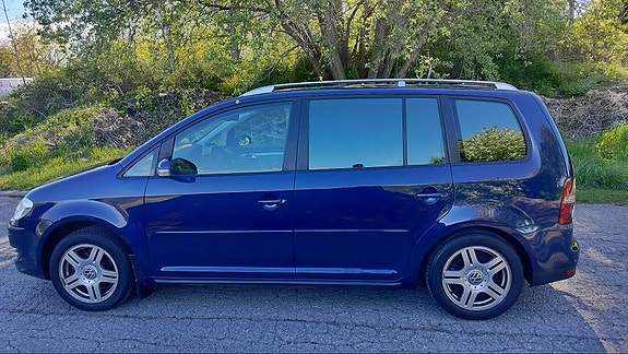Volkswagen Touran 2 of 5