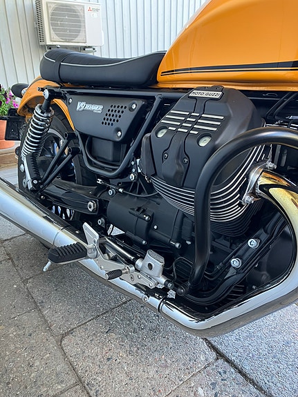 Moto Guzzi V9 2 of 5