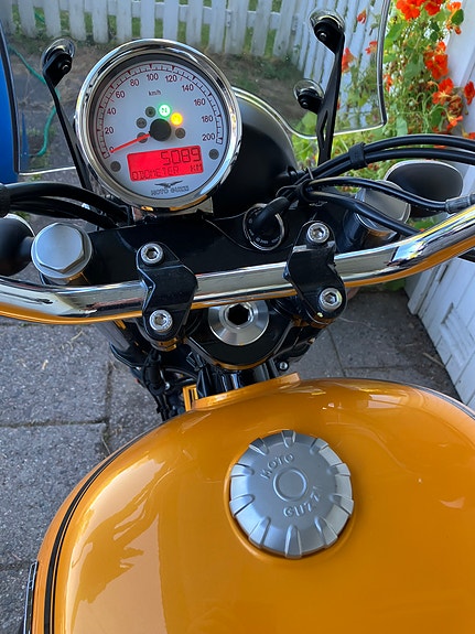 Moto Guzzi V9 3 of 5