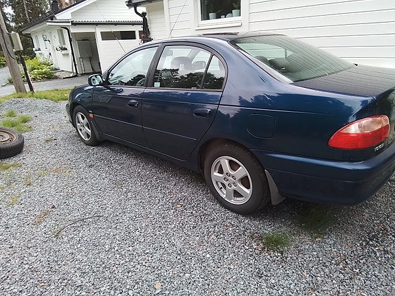 Toyota Avensis 2 of 5