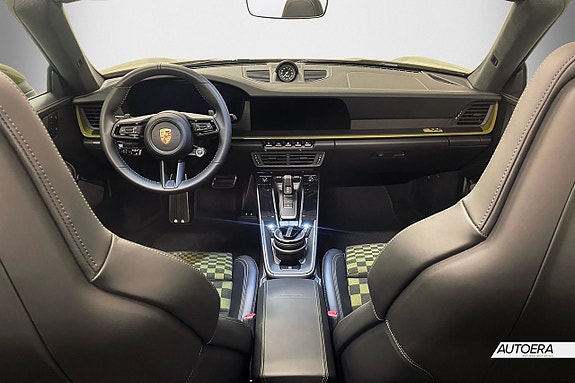 Porsche 911 16 of 30