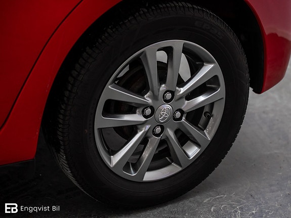 Toyota Yaris 7 of 30