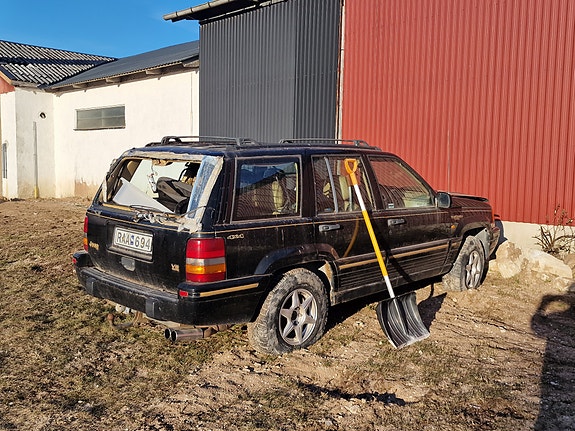Jeep Grand Cherokee 12 of 12