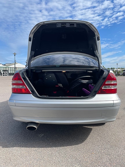 Mercedes-Benz C180 4 of 5