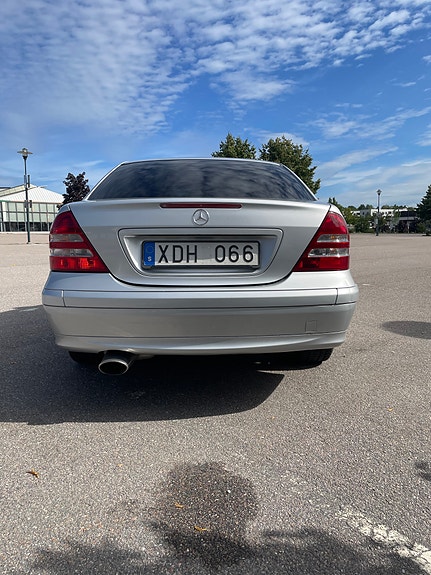 Mercedes-Benz C180 3 of 5
