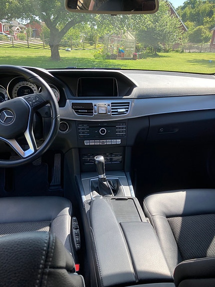 Mercedes-Benz E220 3 of 5