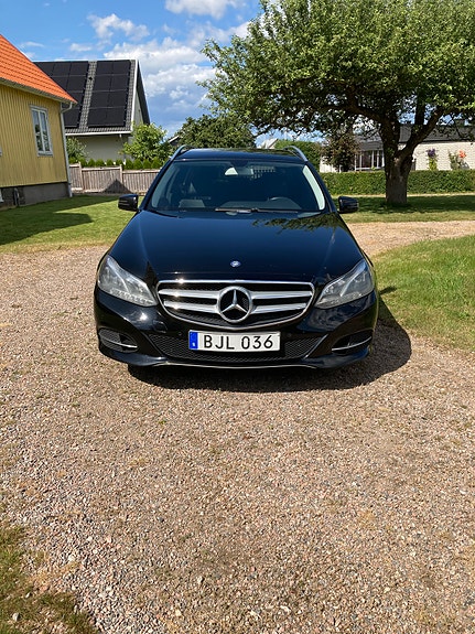Mercedes-Benz E220 2 of 5